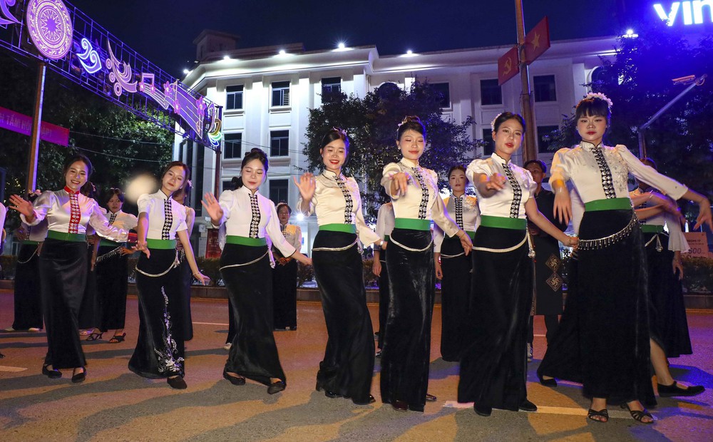 Rộn ràng “Vũ điệu đường phố” tại Festival Dân vũ Quốc tế Điện Biên 2026 - Ảnh 6. Rộn ràng “Vũ điệu đường phố” tại Festival Dân vũ Quốc tế Điện Biên 2026 - Ảnh 6.