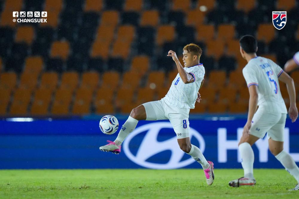 TRỰC TIẾP bóng đá Philippines 0-0 Thái Lan (Hiệp 1): Ăn miếng trả miếng - Ảnh 3. TRỰC TIẾP bóng đá Philippines 0-0 Thái Lan (Hiệp 1): Ăn miếng trả miếng - Ảnh 3.