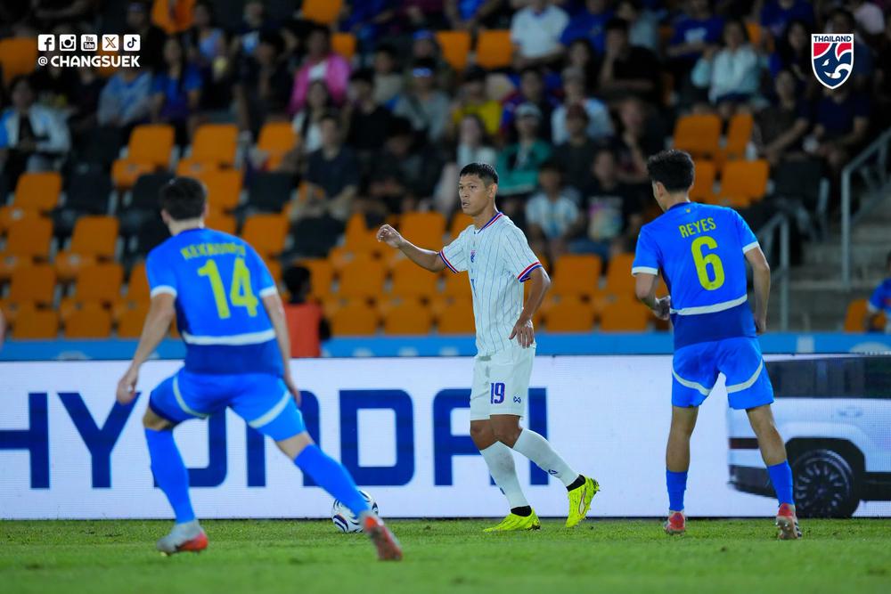TRỰC TIẾP bóng đá Philippines 0-0 Thái Lan (Hiệp 1): Ăn miếng trả miếng - Ảnh 2. TRỰC TIẾP bóng đá Philippines 0-0 Thái Lan (Hiệp 1): Ăn miếng trả miếng - Ảnh 2.