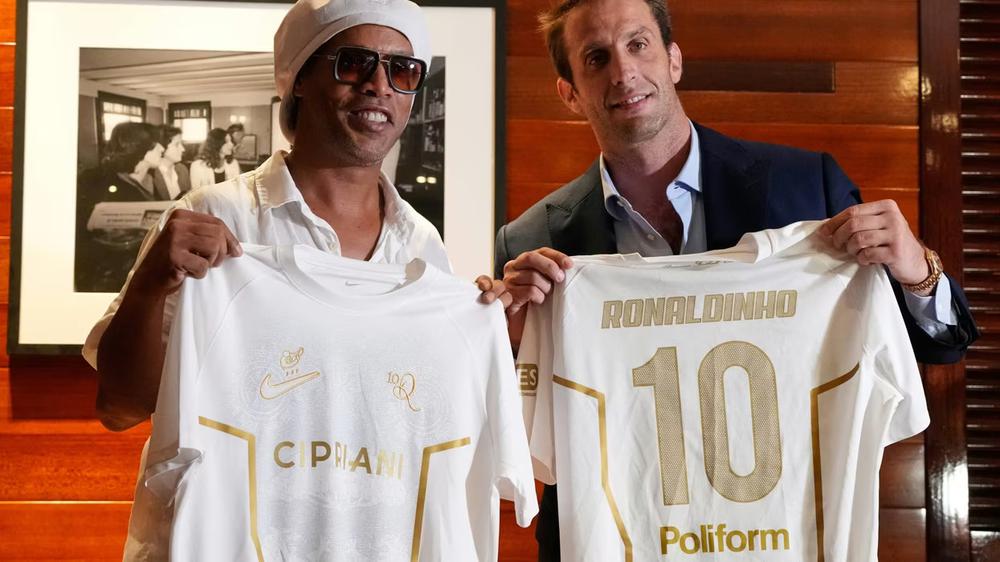 Ronaldinho khoác áo Ravenna: 46 tuổi ra sân có gì sai? - Ảnh 1. Ronaldinho khoác áo Ravenna: 46 tuổi ra sân có gì sai? - Ảnh 1.