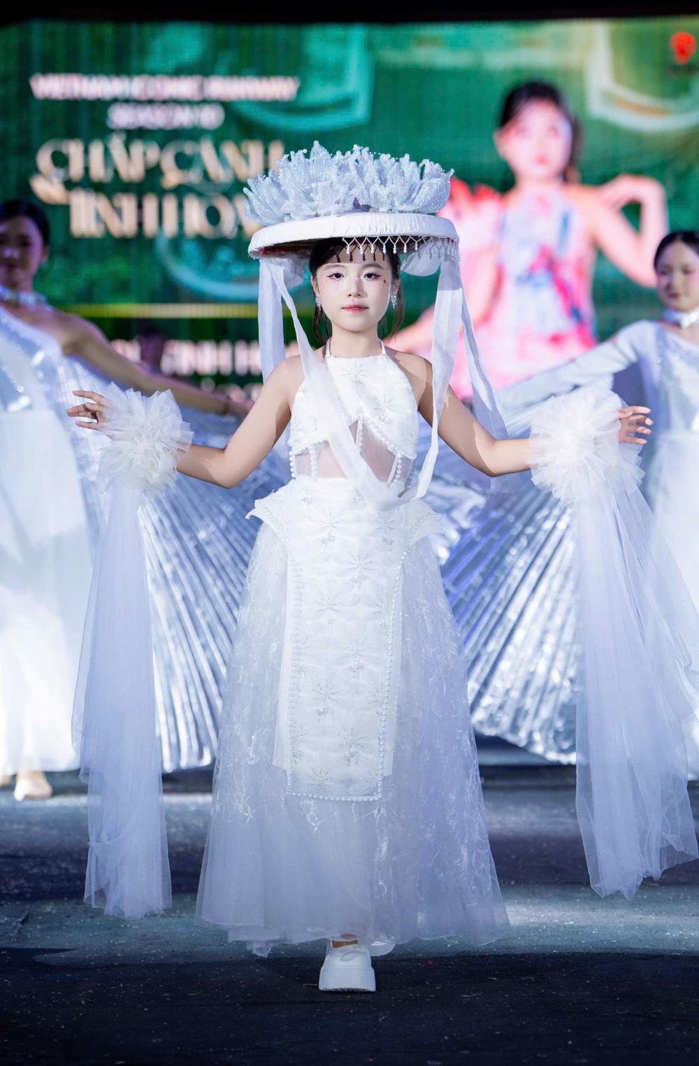 Vietnam Iconic Runway Season 10 khép lại thành công, lan tỏa tinh hoa thời trang Việt Nam - Ảnh 4. Vietnam Iconic Runway Season 10 khép lại thành công, lan tỏa tinh hoa thời trang Việt Nam - Ảnh 4.