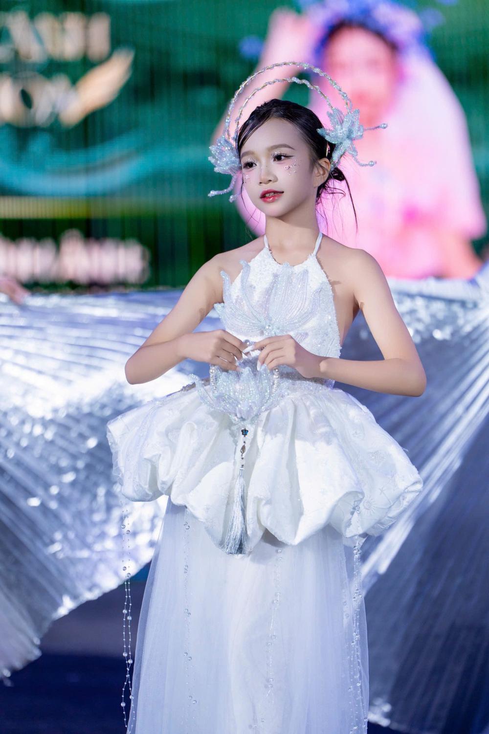 Vietnam Iconic Runway Season 10 khép lại thành công, lan tỏa tinh hoa thời trang Việt Nam - Ảnh 5. Vietnam Iconic Runway Season 10 khép lại thành công, lan tỏa tinh hoa thời trang Việt Nam - Ảnh 5.