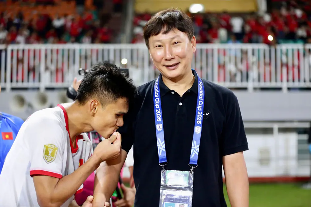 Áo đen của HLV Kim Sang Sik: Chuyện đùa sau chiến thắng hay niềm tin vào yếu tố may mắn? - Ảnh 2.