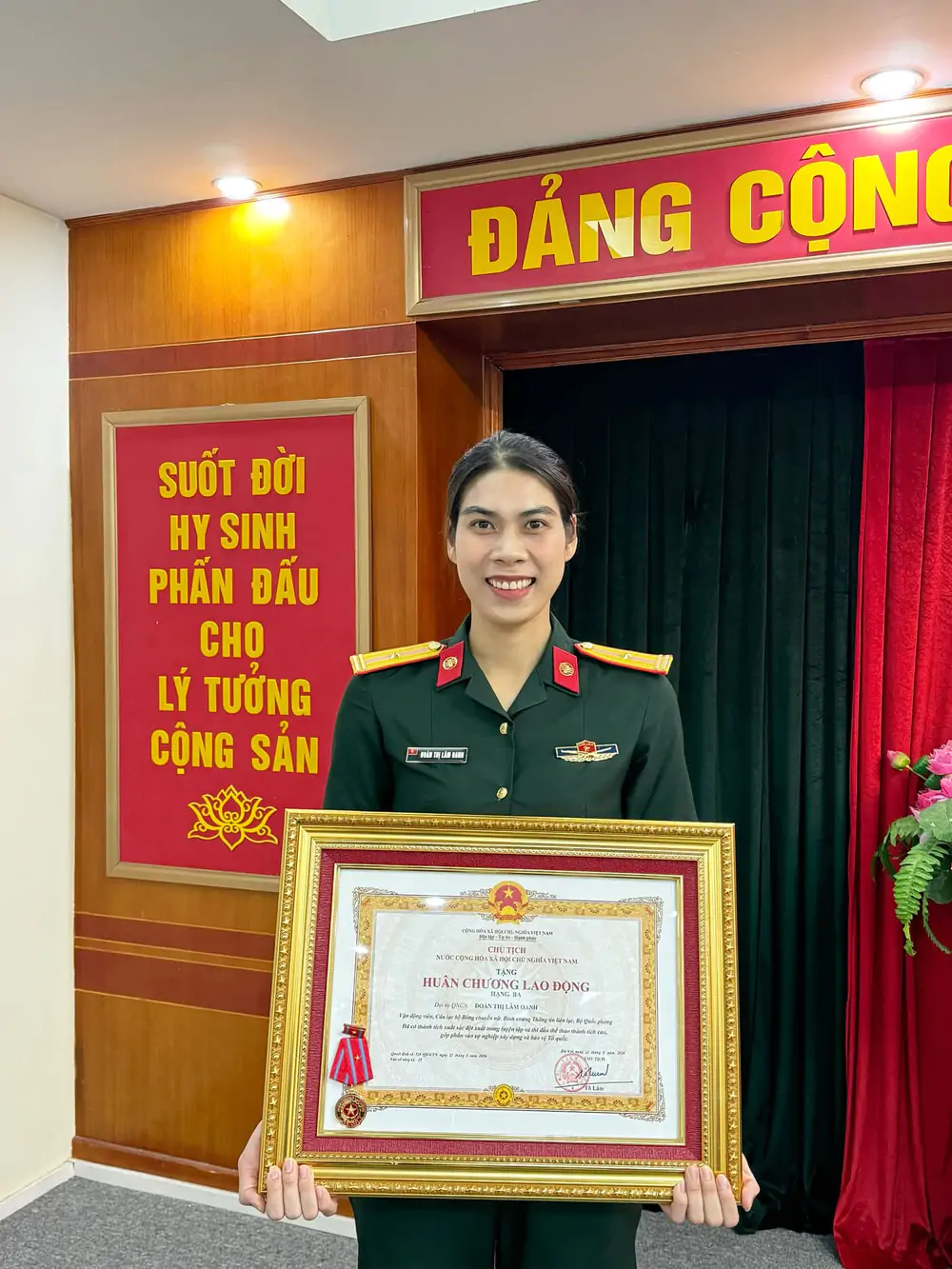 Lâm Oanh được trao tặng huân chương lao động