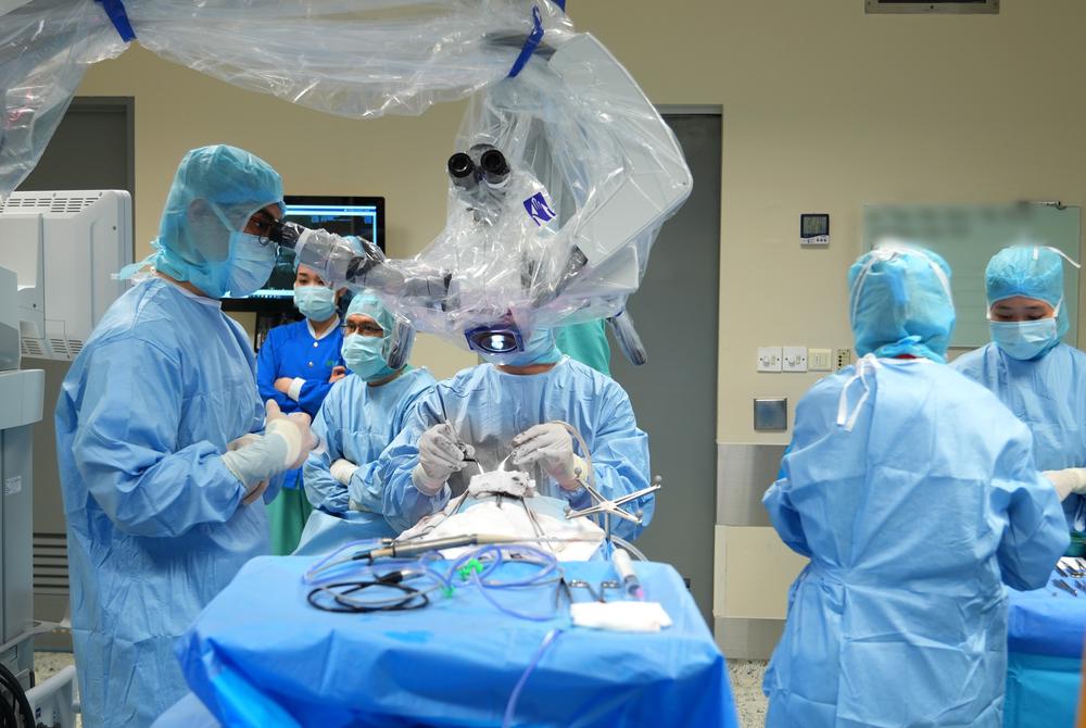 Bác sĩ vượt biển giữa đêm cứu thuyền viên người Nga nghi bị đột quỵ - Ảnh 2. Bác sĩ vượt biển giữa đêm cứu thuyền viên người Nga nghi bị đột quỵ - Ảnh 2.