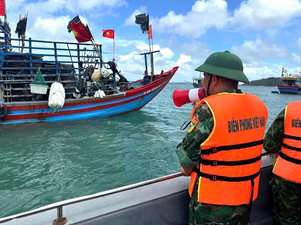 Từ Quảng Ninh đến An Giang chủ động ứng phó với áp thấp nhiệt đới và gió mạnh trên biển - Ảnh 1.