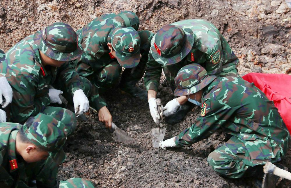 Chiến dịch 500 ngày đêm: Phát hiện và quy tập 197 hài cốt liệt sĩ tại công viên Lê Thị Riêng - Ảnh 2. Chiến dịch 500 ngày đêm: Phát hiện và quy tập 197 hài cốt liệt sĩ tại công viên Lê Thị Riêng - Ảnh 2.