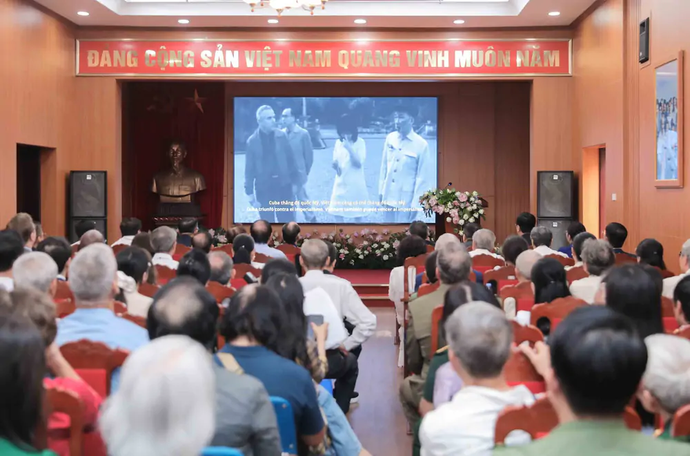 Trưng bày tư liệu "Chủ tịch Hồ Chí Minh - Tổng tư lệnh Fidel Castro: Nghĩa tình son sắt đặc biệt" - Ảnh 9. Trưng bày tư liệu "Chủ tịch Hồ Chí Minh - Tổng tư lệnh Fidel Castro: Nghĩa tình son sắt đặc biệt" - Ảnh 9.