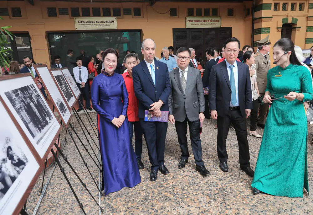 Trưng bày tư liệu "Chủ tịch Hồ Chí Minh - Tổng tư lệnh Fidel Castro: Nghĩa tình son sắt đặc biệt" - Ảnh 10. Trưng bày tư liệu "Chủ tịch Hồ Chí Minh - Tổng tư lệnh Fidel Castro: Nghĩa tình son sắt đặc biệt" - Ảnh 10.