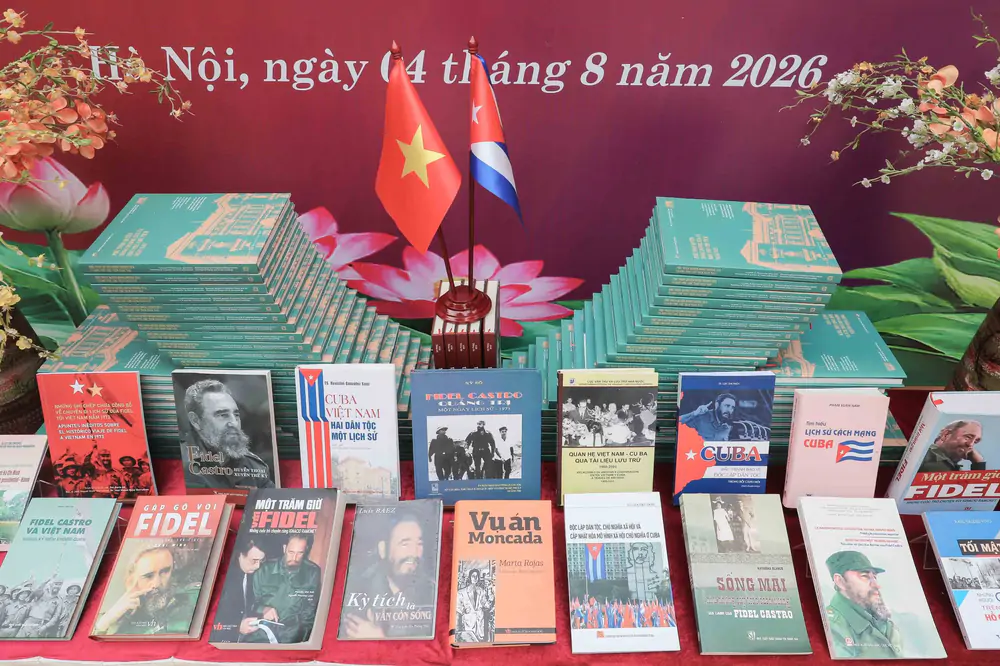 Trưng bày tư liệu "Chủ tịch Hồ Chí Minh - Tổng tư lệnh Fidel Castro: Nghĩa tình son sắt đặc biệt" - Ảnh 8. Trưng bày tư liệu "Chủ tịch Hồ Chí Minh - Tổng tư lệnh Fidel Castro: Nghĩa tình son sắt đặc biệt" - Ảnh 8.