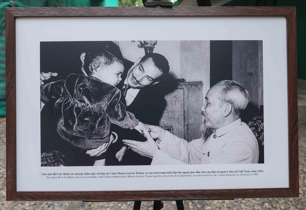 Trưng bày tư liệu "Chủ tịch Hồ Chí Minh - Tổng tư lệnh Fidel Castro: Nghĩa tình son sắt đặc biệt" - Ảnh 4. Trưng bày tư liệu "Chủ tịch Hồ Chí Minh - Tổng tư lệnh Fidel Castro: Nghĩa tình son sắt đặc biệt" - Ảnh 4.