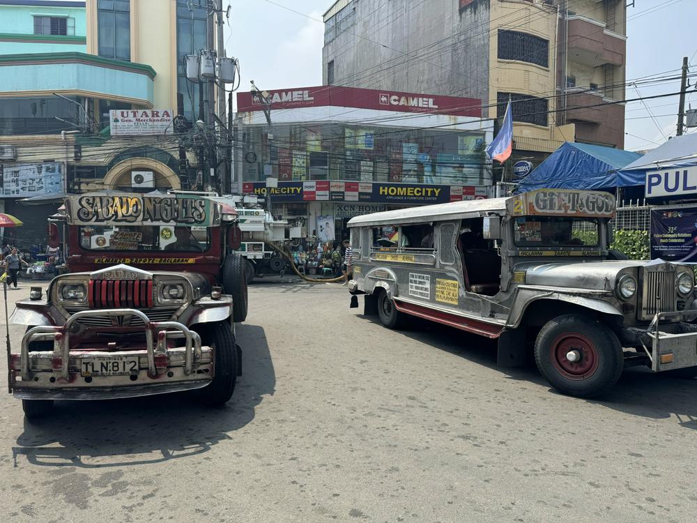 Jeepney - "di sản sống" trên những con phố Manila - Ảnh 4. Jeepney - "di sản sống" trên những con phố Manila - Ảnh 4.