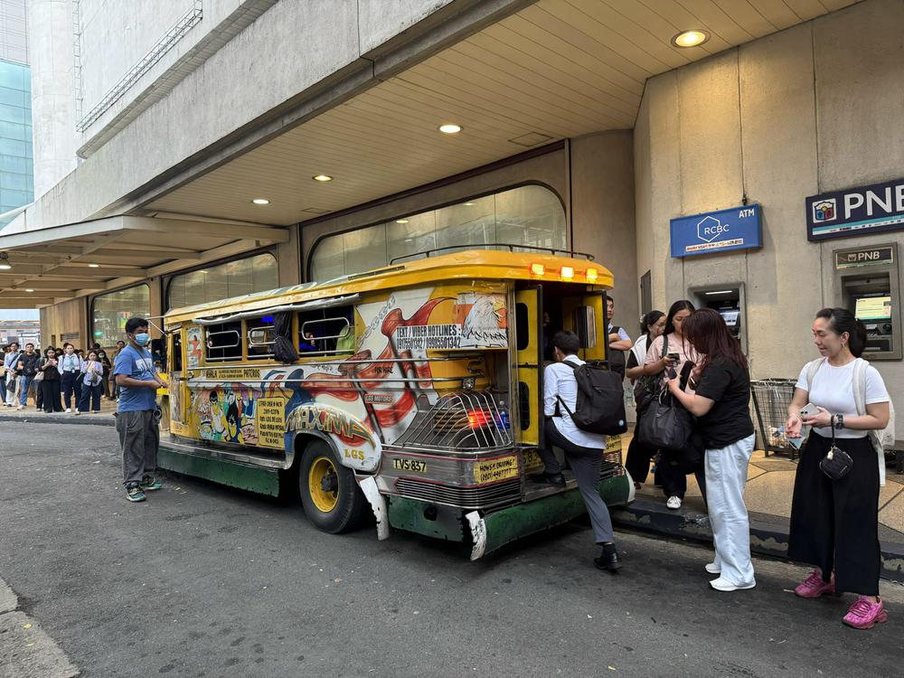Jeepney - "di sản sống" trên những con phố Manila - Ảnh 3. Jeepney - "di sản sống" trên những con phố Manila - Ảnh 3.