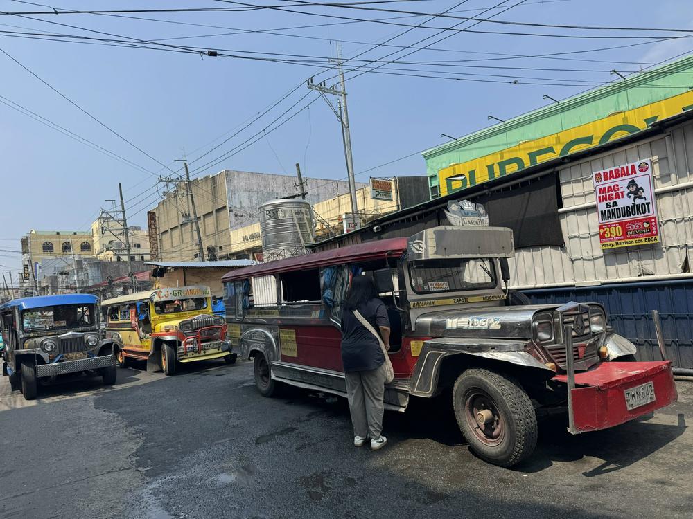 Jeepney - "di sản sống" trên những con phố Manila - Ảnh 5. Jeepney - "di sản sống" trên những con phố Manila - Ảnh 5.