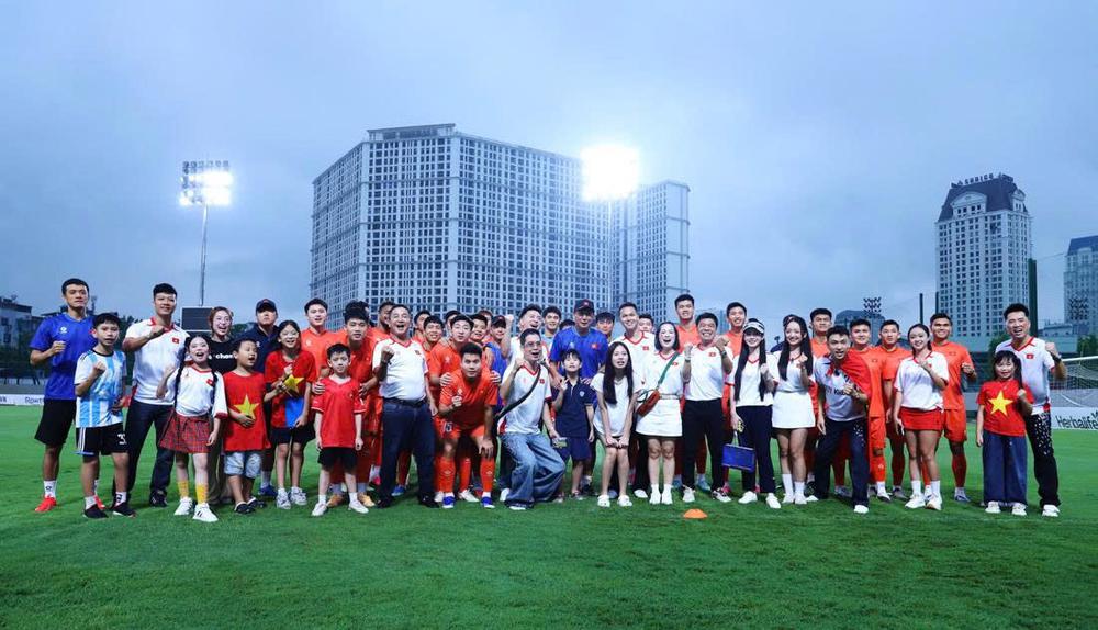 Đội tuyển Việt Nam hứng khởi trở lại sân tập, hồi phục trước trận gặp Campuchia - Ảnh 1. Đội tuyển Việt Nam hứng khởi trở lại sân tập, hồi phục trước trận gặp Campuchia - Ảnh 1.