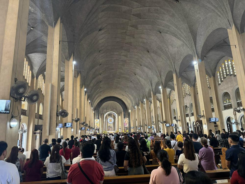 Theo dòng người đến Nhà thờ Baclaran ở Manila - Ảnh 4. Theo dòng người đến Nhà thờ Baclaran ở Manila - Ảnh 4.