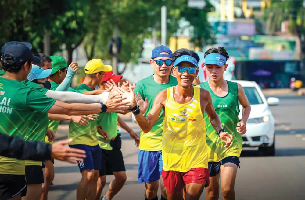 "Dị nhân" marathon Nguyễn Văn Long lên kế hoạch chinh phục kỷ lục Guiness với thử thách khó tin - Ảnh 2. "Dị nhân" marathon Nguyễn Văn Long lên kế hoạch chinh phục kỷ lục Guiness với thử thách khó tin - Ảnh 2.