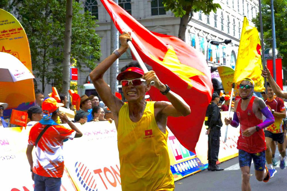 "Dị nhân" marathon Nguyễn Văn Long lên kế hoạch chinh phục kỷ lục Guiness với thử thách khó tin - Ảnh 3. "Dị nhân" marathon Nguyễn Văn Long lên kế hoạch chinh phục kỷ lục Guiness với thử thách khó tin - Ảnh 3.