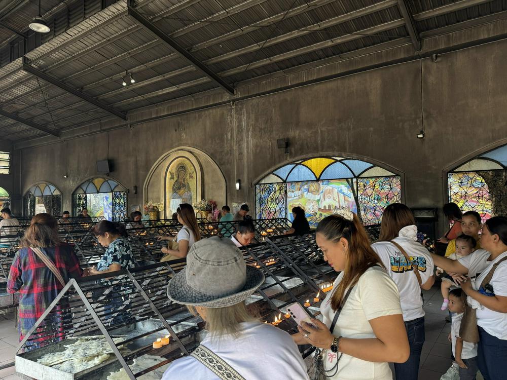 Theo dòng người đến Nhà thờ Baclaran ở Manila - Ảnh 2. Theo dòng người đến Nhà thờ Baclaran ở Manila - Ảnh 2.