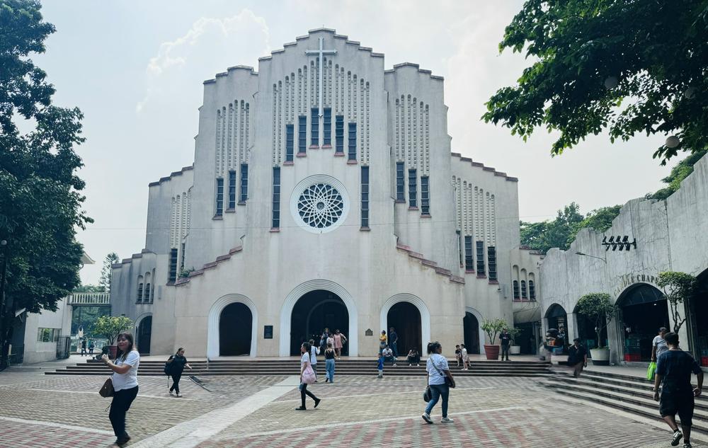 Theo dòng người đến Nhà thờ Baclaran ở Manila - Ảnh 1. Theo dòng người đến Nhà thờ Baclaran ở Manila - Ảnh 1.
