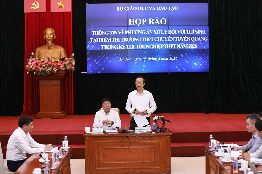 Thứ trưởng Bộ Giáo dục và Đào tạo Phạm Ngọc Thưởng: Phương án tổ chức thi lại được xem xét kỹ lưỡng trên cơ sở quy định pháp luật, kết quả điều tra - Ảnh 1. Thứ trưởng Bộ Giáo dục và Đào tạo Phạm Ngọc Thưởng: Phương án tổ chức thi lại được xem xét kỹ lưỡng trên cơ sở quy định pháp luật, kết quả điều tra - Ảnh 1.