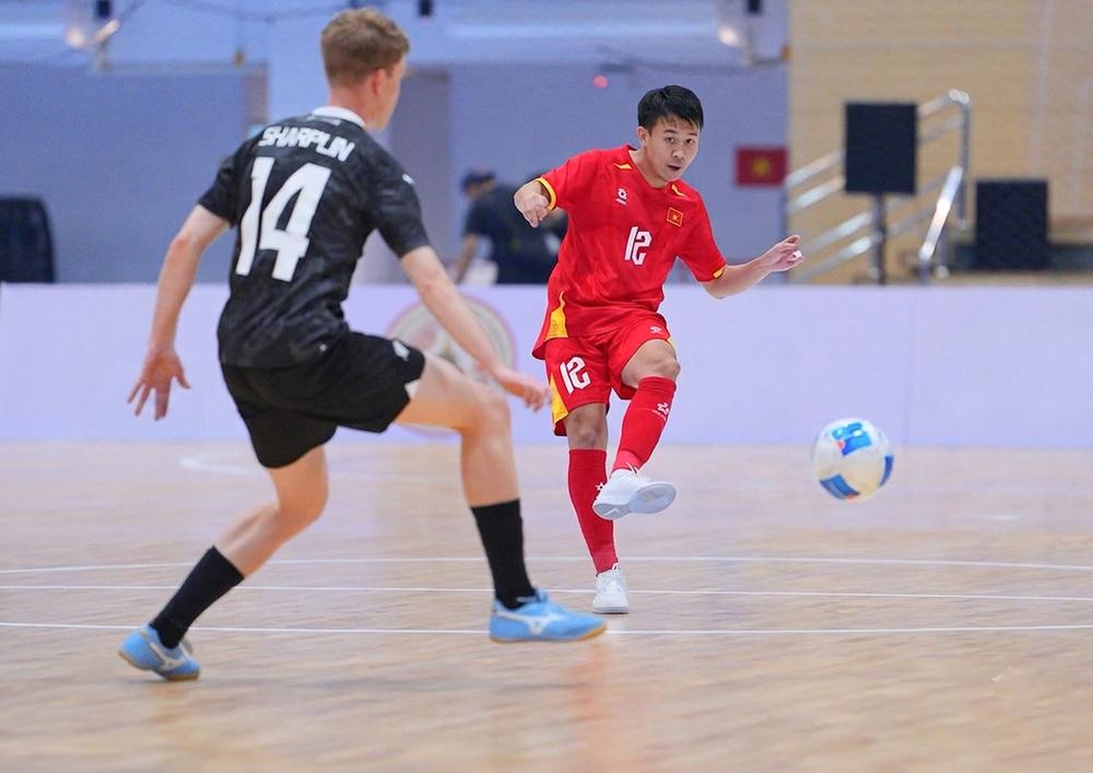 HLV Diego Giustozzi đang đưa futsal Việt Nam trở lại quỹ đạo của mục tiêu World Cup 2028 - Ảnh 2. HLV Diego Giustozzi đang đưa futsal Việt Nam trở lại quỹ đạo của mục tiêu World Cup 2028 - Ảnh 2.