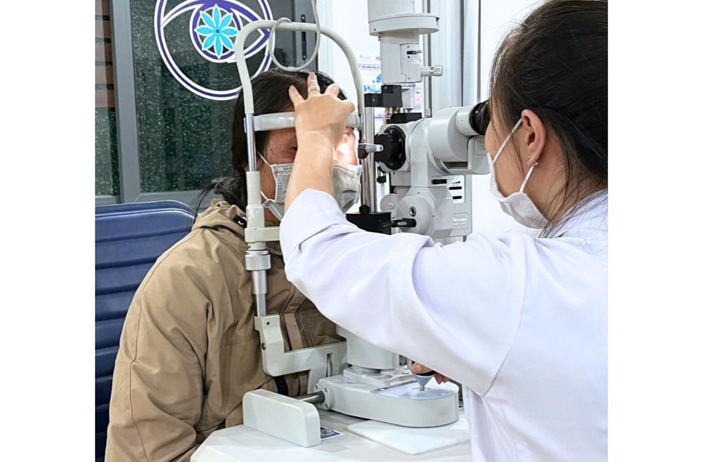 Dị vật văng vào mắt khi gặt, tuốt lúa - cảnh báo chấn thương nhãn cầu mùa thu hoạch - Ảnh 1. Dị vật văng vào mắt khi gặt, tuốt lúa - cảnh báo chấn thương nhãn cầu mùa thu hoạch - Ảnh 1.
