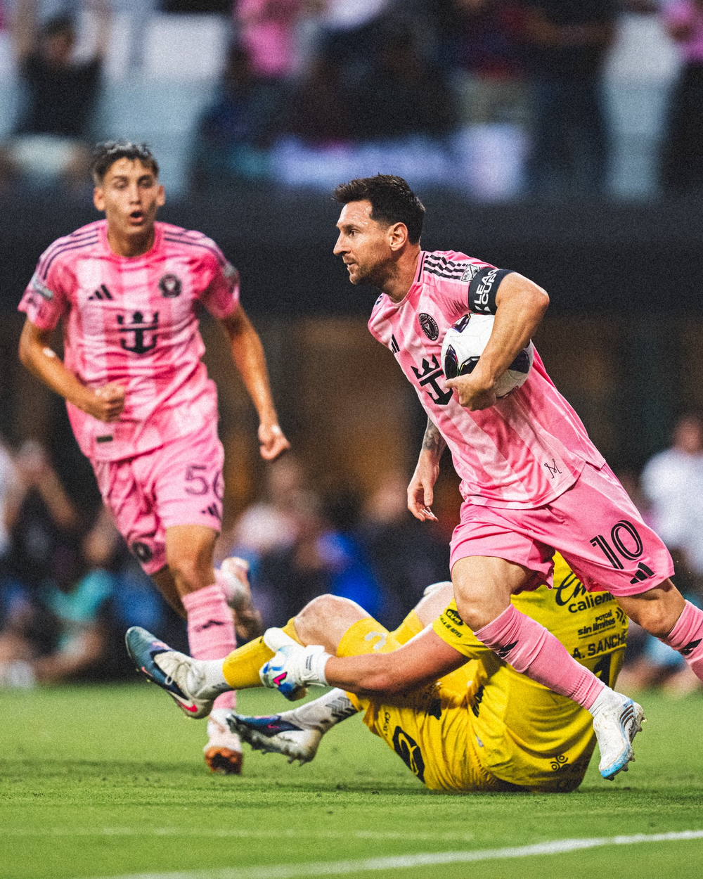 Messi lập cú đúp tuyệt đẹp ở trận đầu tiên đá chính sau World Cup 2026 - Ảnh 1. Messi lập cú đúp tuyệt đẹp ở trận đầu tiên đá chính sau World Cup 2026 - Ảnh 1.