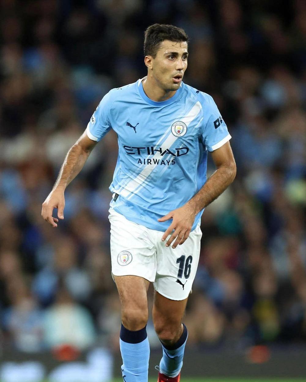 Tiền vệ Rodri của Man City được cho là đang ưu tiên chuyển đến Barca thay vì Real Madrid trong kỳ chuyển nhượng hè 2026. Ảnh: FBNV Tiền vệ Rodri của Man City được cho là đang ưu tiên chuyển đến Barca thay vì Real Madrid trong kỳ chuyển nhượng hè 2026. Ảnh: FBNV