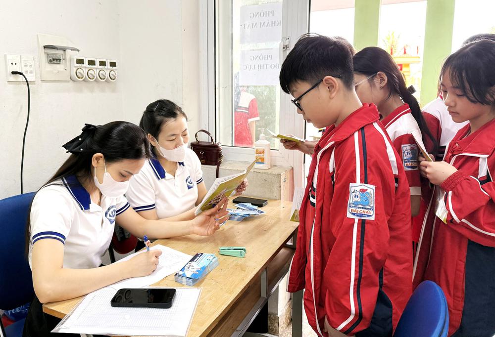 Bảo vệ thị lực người trẻ trong thời đại số - Ảnh 1.