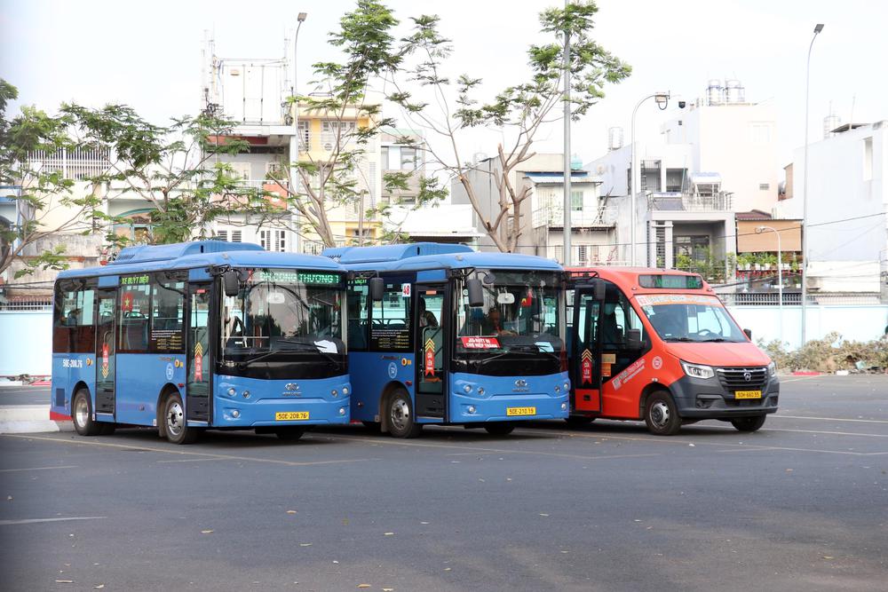 Gấp rút hoàn thiện hạ tầng xe buýt điện trước năm học mới - Ảnh 1.