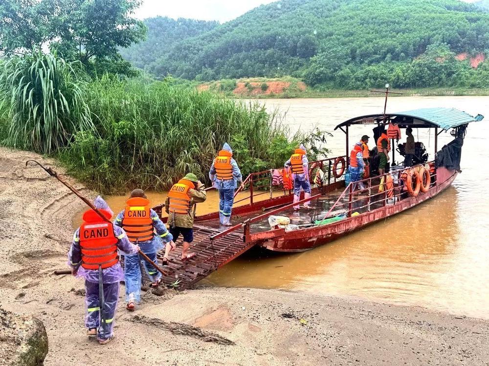 Nỗ lực tìm kiếm nạn nhân mất tích trên sông Lô - Ảnh 2.