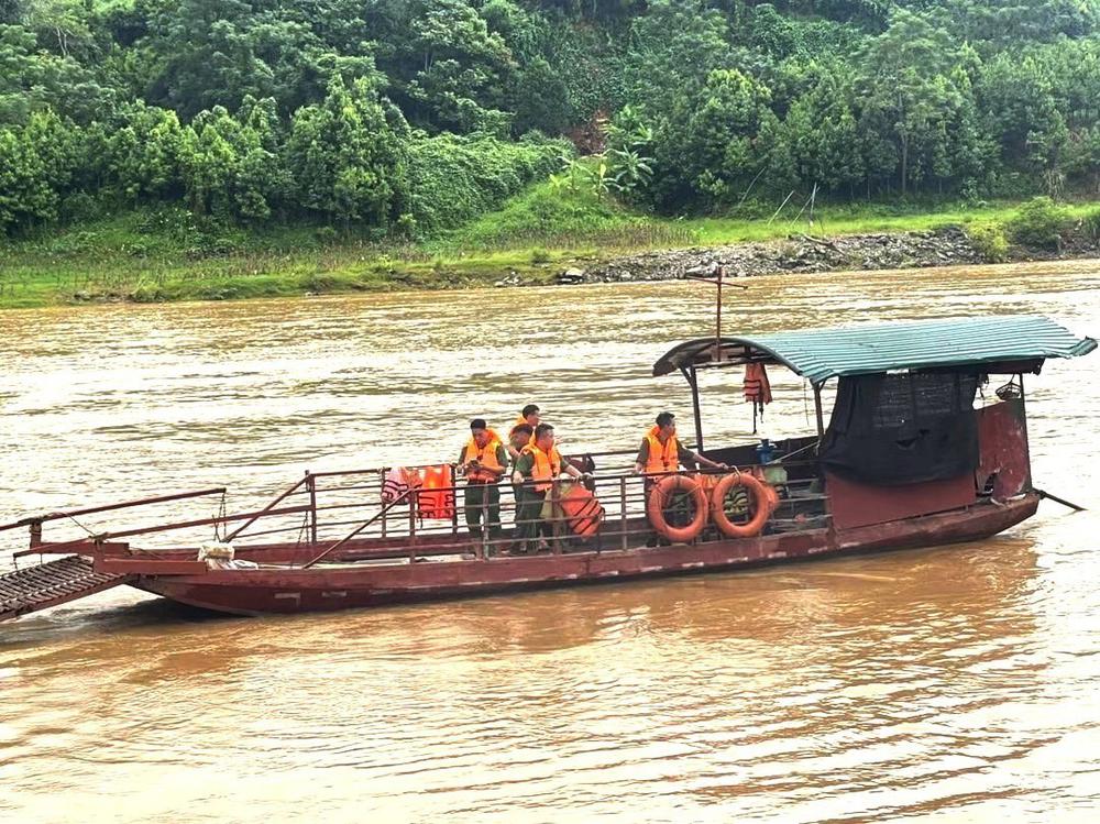 Nỗ lực tìm kiếm nạn nhân mất tích trên sông Lô - Ảnh 3.