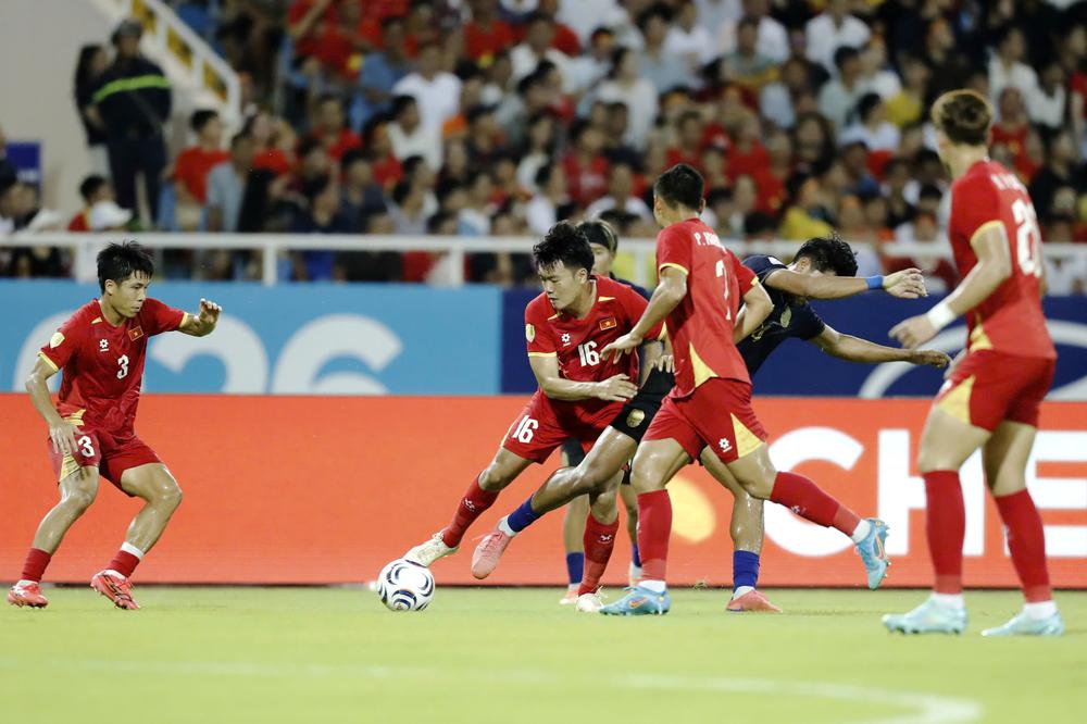 Tuyển Việt Nam phòng ngự không tốt dù thắng Campuchia 3-1. Ảnh: Hoàng Linh