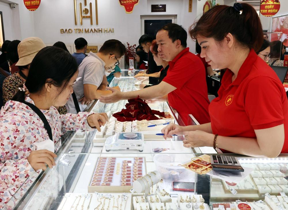 Giá vàng hôm nay 7/8: Vàng SJC giảm 500.000 đồng/lượng - Ảnh 1. Giá vàng hôm nay 7/8: Vàng SJC giảm 500.000 đồng/lượng - Ảnh 1.