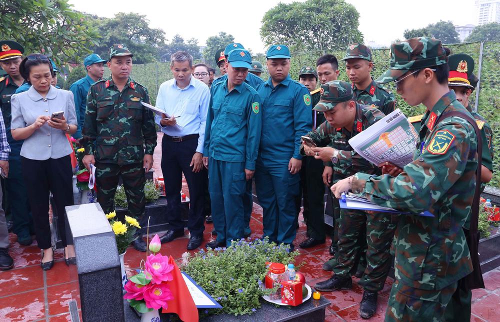 Hà Nội lấy mẫu hài cốt liệt sĩ để xác định danh tính tại nghĩa trang lớn nhất Thủ đô - Ảnh 3.