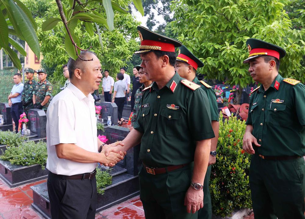 Hà Nội lấy mẫu hài cốt liệt sĩ để xác định danh tính tại nghĩa trang lớn nhất Thủ đô - Ảnh 2.