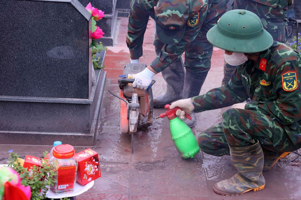 Hà Nội lấy mẫu hài cốt liệt sĩ để xác định danh tính tại nghĩa trang lớn nhất Thủ đô - Ảnh 5.