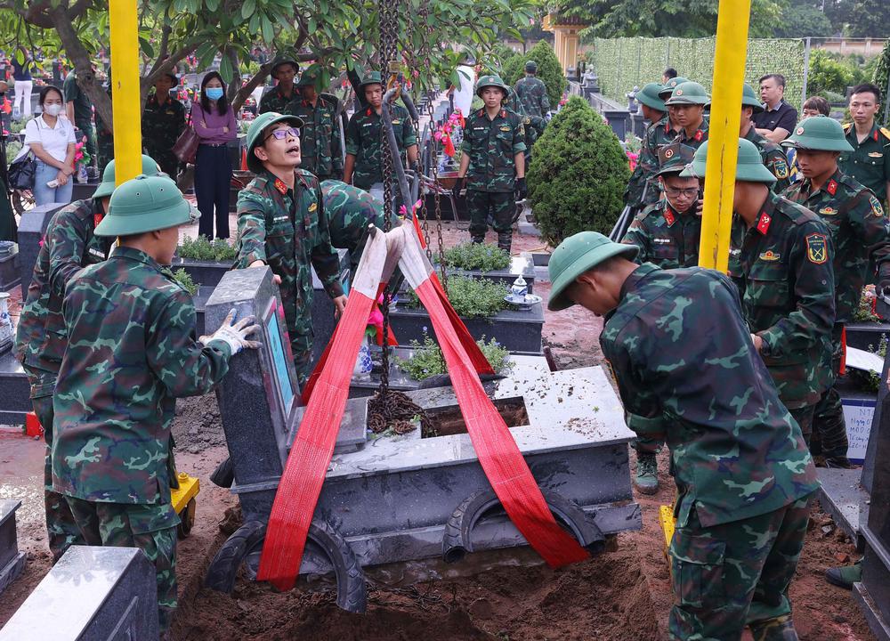 Hà Nội lấy mẫu hài cốt liệt sĩ để xác định danh tính tại nghĩa trang lớn nhất Thủ đô - Ảnh 8.