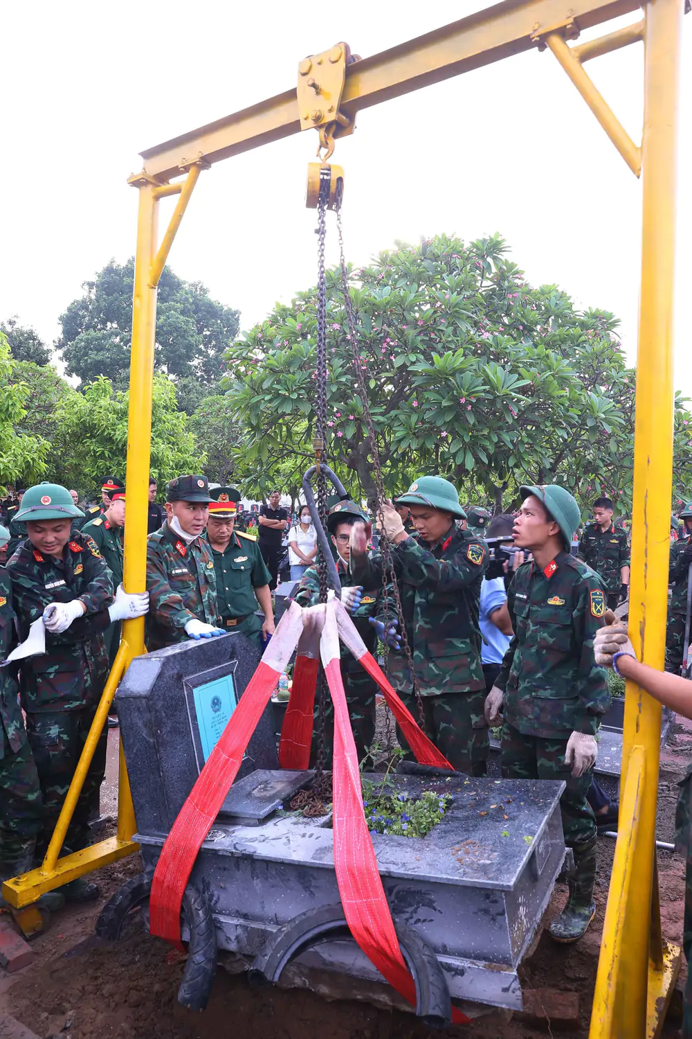 Hà Nội lấy mẫu hài cốt liệt sĩ để xác định danh tính tại nghĩa trang lớn nhất Thủ đô - Ảnh 9.