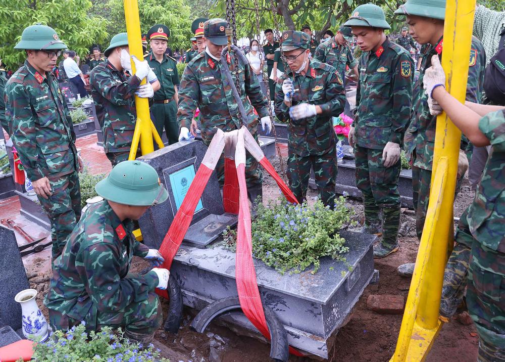 Hà Nội lấy mẫu hài cốt liệt sĩ để xác định danh tính tại nghĩa trang lớn nhất Thủ đô - Ảnh 7.