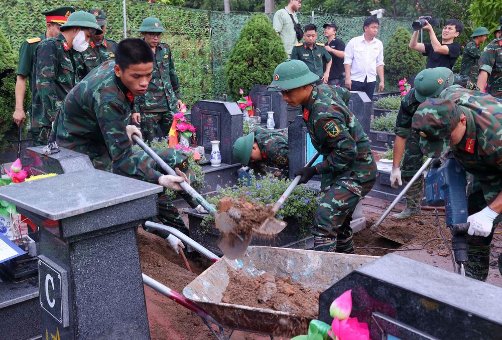 Hà Nội lấy mẫu hài cốt liệt sĩ để xác định danh tính tại nghĩa trang lớn nhất Thủ đô - Ảnh 6.