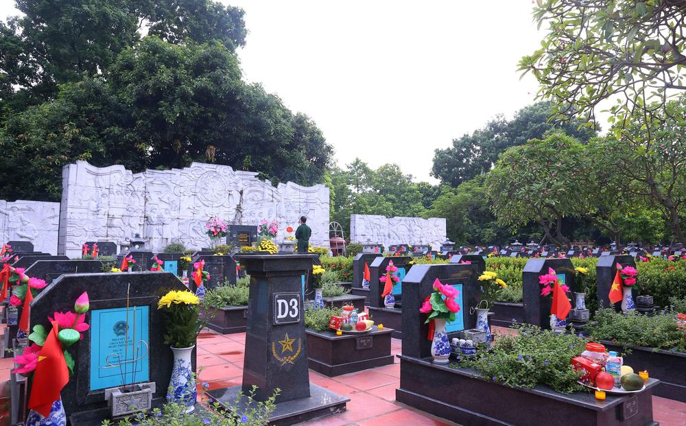 Hà Nội lấy mẫu hài cốt liệt sĩ để xác định danh tính tại nghĩa trang lớn nhất Thủ đô - Ảnh 1.
