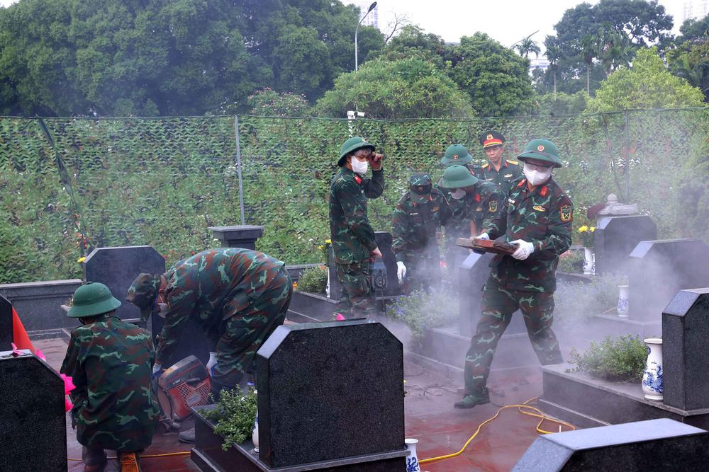 Hà Nội lấy mẫu hài cốt liệt sĩ để xác định danh tính tại nghĩa trang lớn nhất Thủ đô - Ảnh 4.