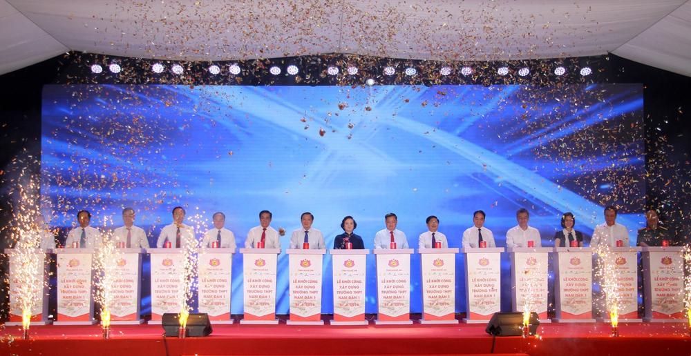 Phó Thủ tướng Phạm Thị Thanh Trà dự lễ khởi công Dự án xây dựng Trường Trung học phổ thông Nam Đàn 1 - Ảnh 1.