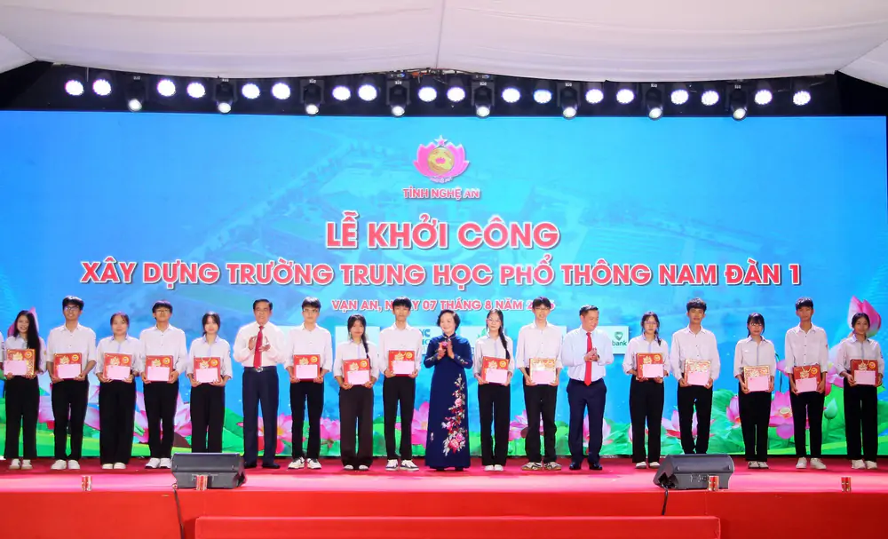 Phó Thủ tướng Phạm Thị Thanh Trà dự lễ khởi công Dự án xây dựng Trường Trung học phổ thông Nam Đàn 1 - Ảnh 3.