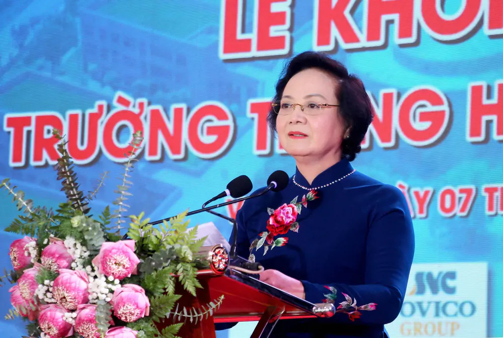 Phó Thủ tướng Phạm Thị Thanh Trà dự lễ khởi công Dự án xây dựng Trường Trung học phổ thông Nam Đàn 1 - Ảnh 2.