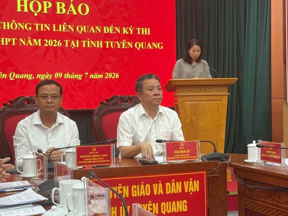 Thi lại tại Điểm thi Trường THPT Chuyên Tuyên Quang: Thay nhân sự làm công tác thi - Ảnh 1. Thi lại tại Điểm thi Trường THPT Chuyên Tuyên Quang: Thay nhân sự làm công tác thi - Ảnh 1.