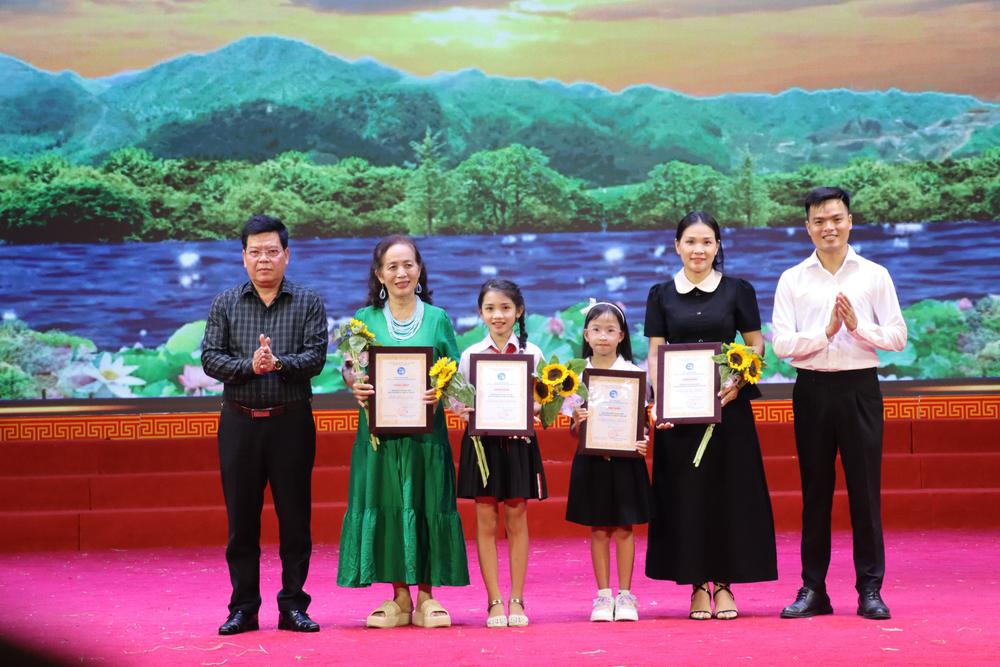 Trao giải Cuộc thi Đại sứ Văn hóa đọc và Liên hoan Dân ca Ví, Giặm năm 2026 - Ảnh 10. Trao giải Cuộc thi Đại sứ Văn hóa đọc và Liên hoan Dân ca Ví, Giặm năm 2026 - Ảnh 10.