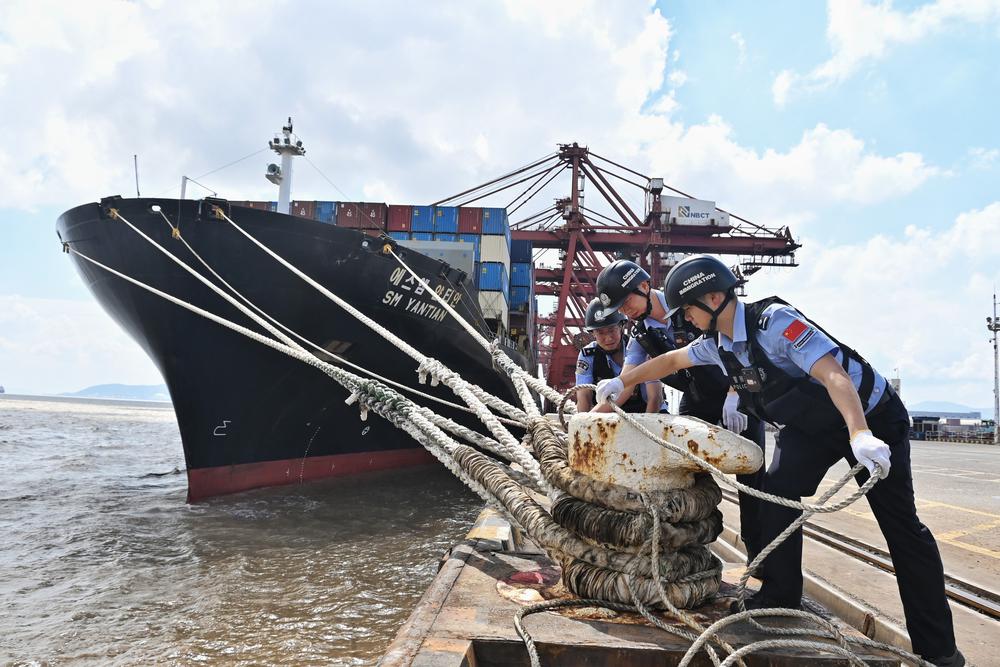 Trung Quốc nâng mức ứng phó khẩn cấp với bão Dolphin - Ảnh 1. Trung Quốc nâng mức ứng phó khẩn cấp với bão Dolphin - Ảnh 1.